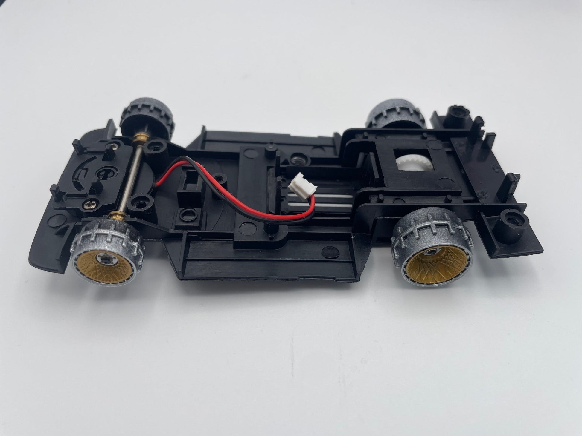 Carrera - Complete Chassis Assembly w/ Wheels - DeTomaso Pantera