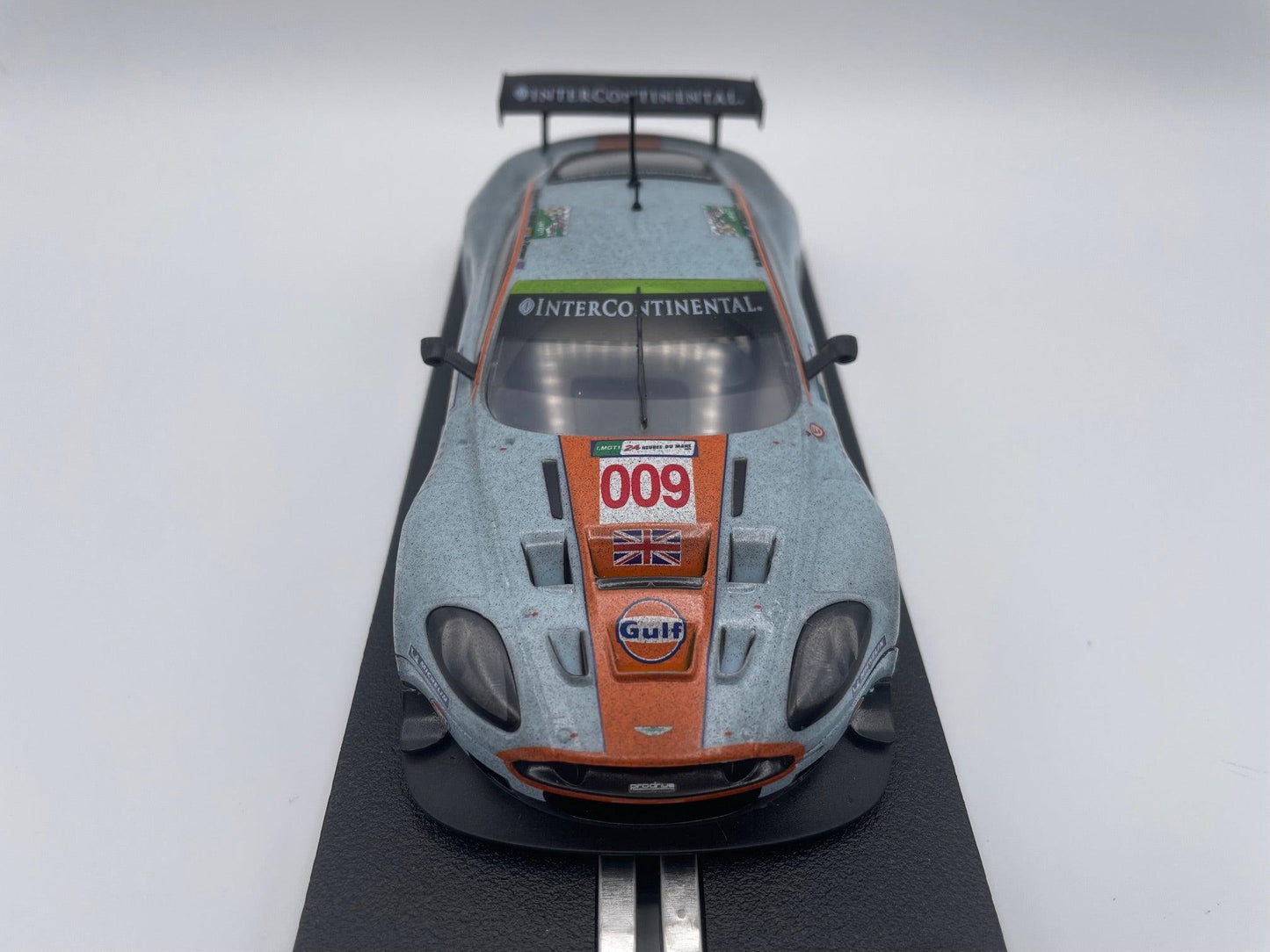 Scalextric - Aston Martin DBR9 - #9 Gulf 'Dirty Girl' - Race Dirty Effect - ROFGO - C4316