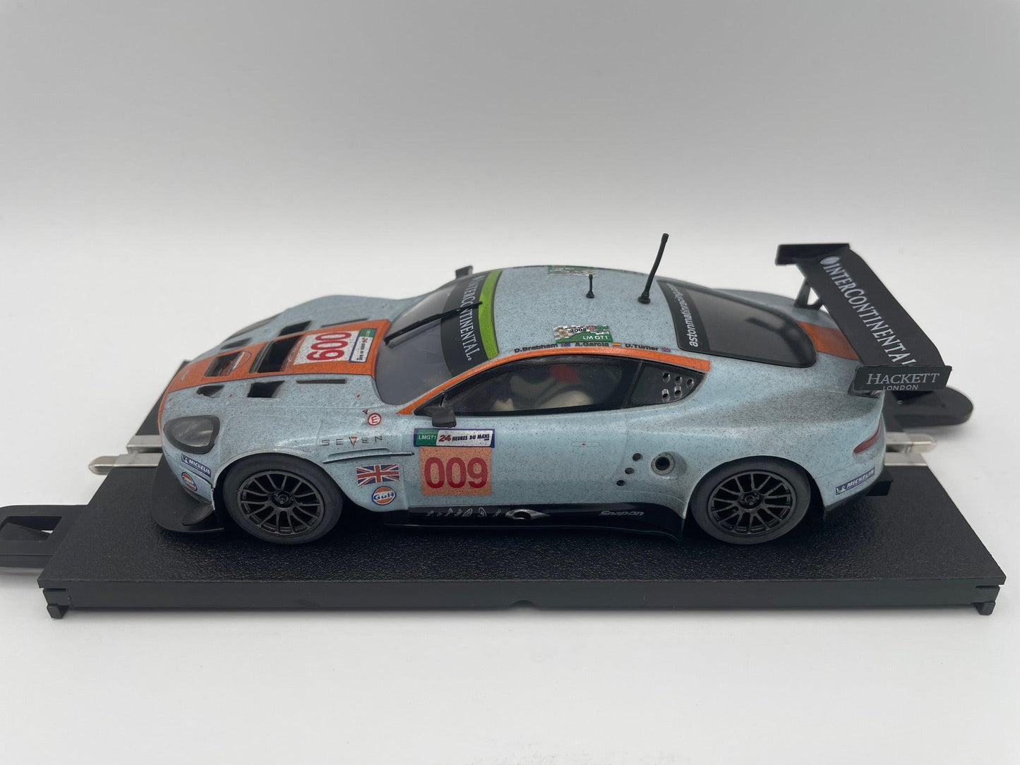 Scalextric - Aston Martin DBR9 - #9 Gulf 'Dirty Girl' - Race Dirty Effect - ROFGO - C4316