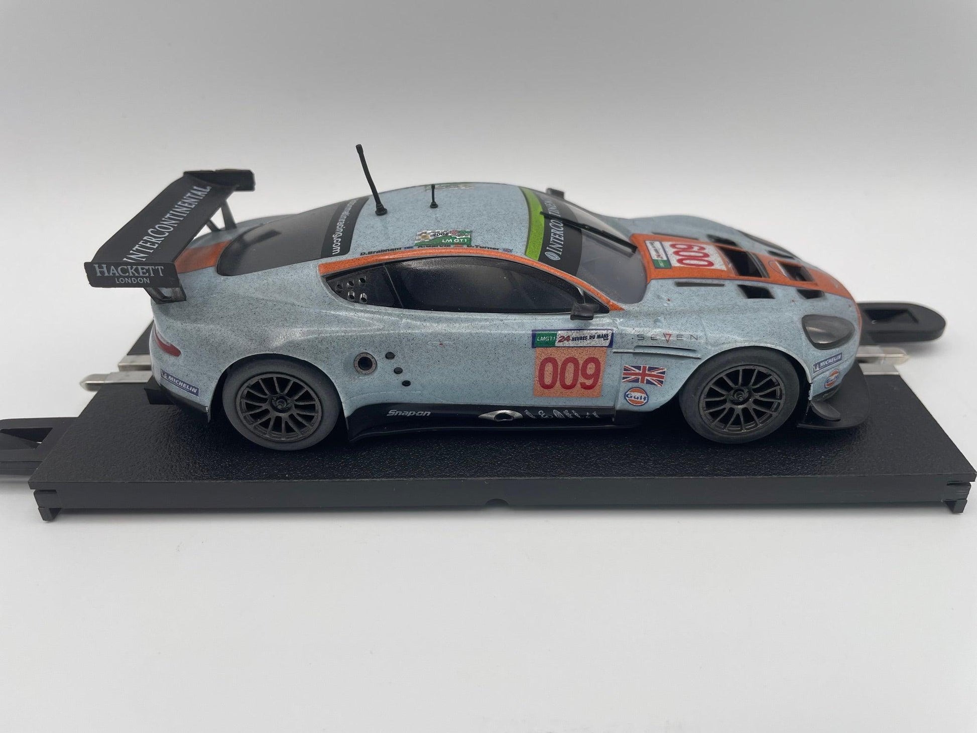 Scalextric - Aston Martin DBR9 - #9 Gulf 'Dirty Girl' - Race Dirty Effect - ROFGO - C4316