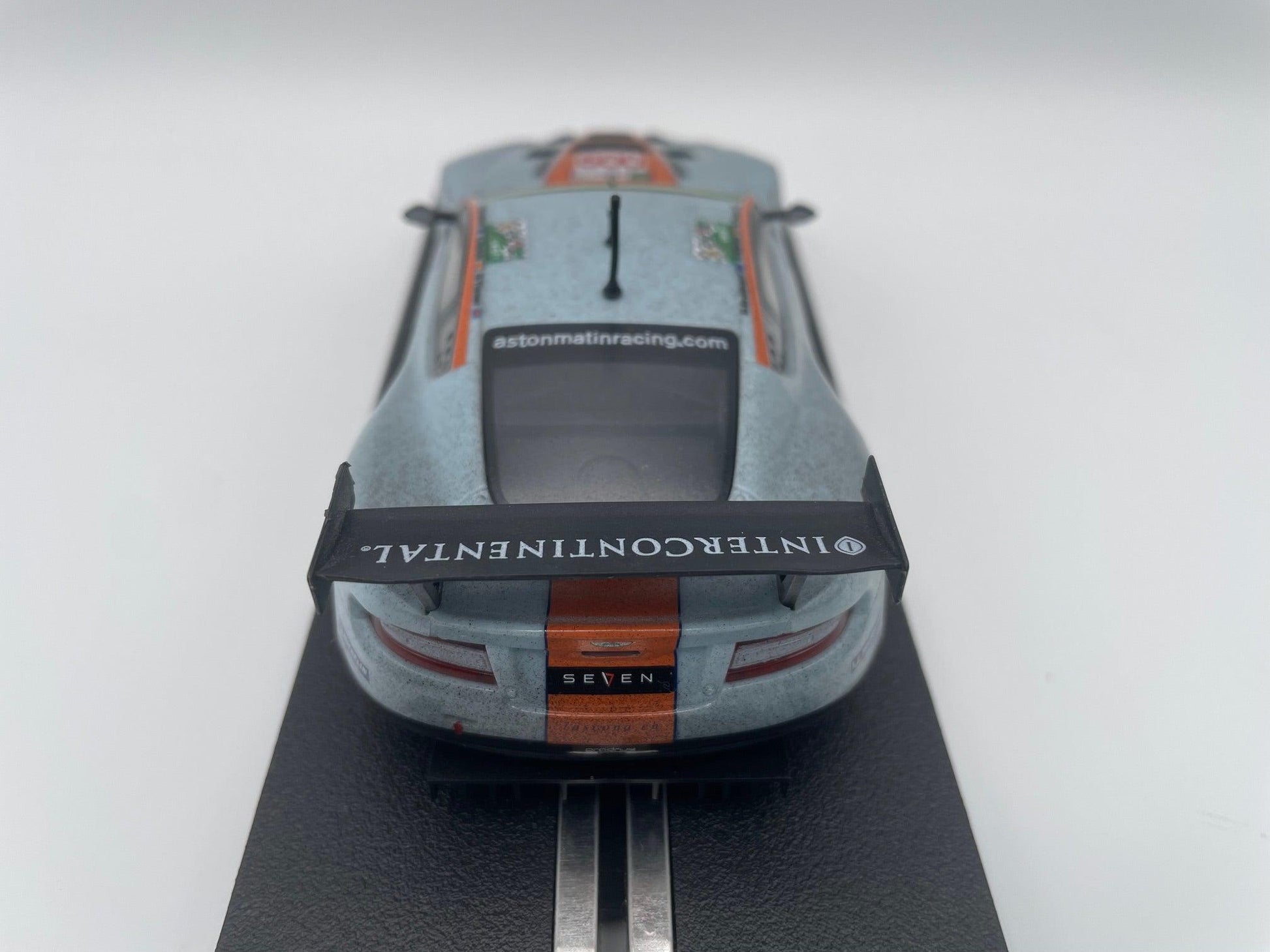 Scalextric - Aston Martin DBR9 - #9 Gulf 'Dirty Girl' - Race Dirty Effect - ROFGO - C4316