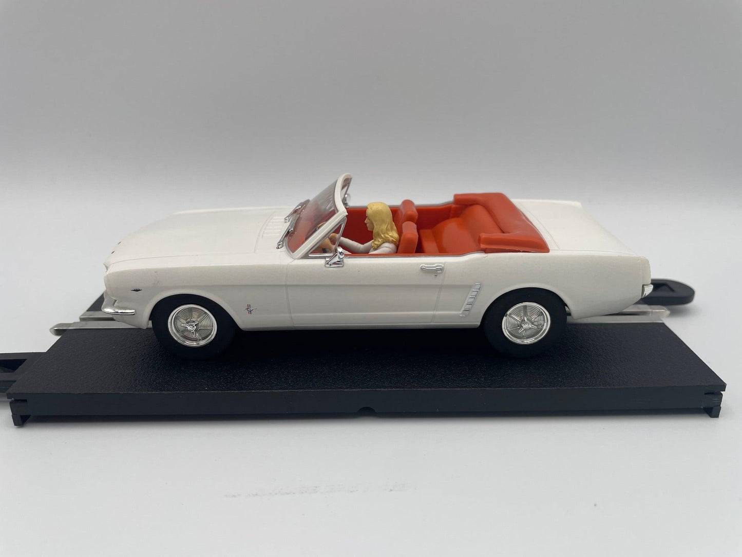 Scalextric - Ford Mustang Convertible - Goldfinger (1964) - James Bond 007 - C4404