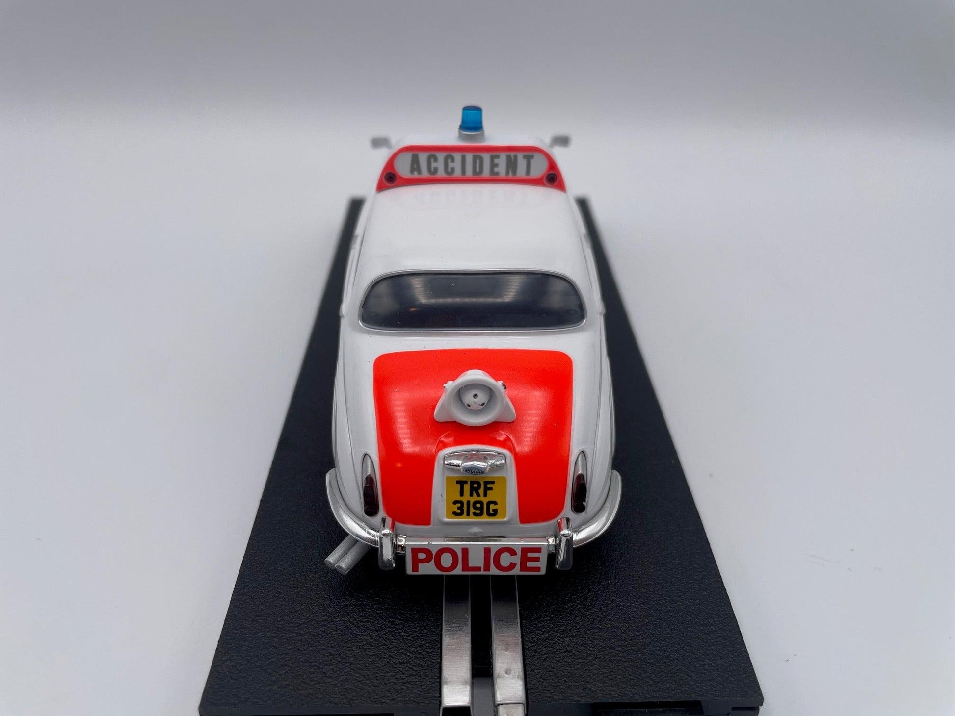 Scalextric - Jaguar Mk. II - Police Edition - C4420