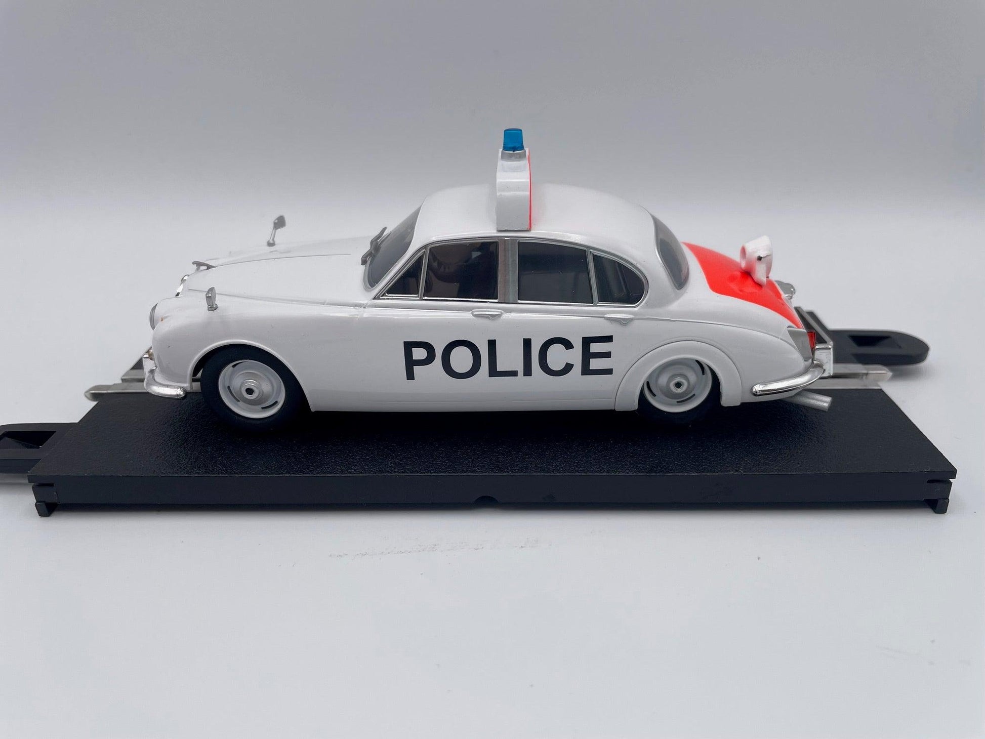 Scalextric - Jaguar Mk. II - Police Edition - C4420